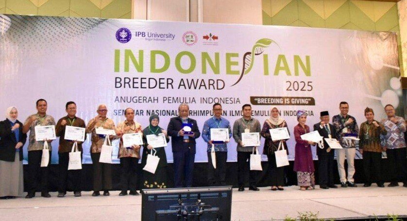 Ketua DPP LDII Rubiyo (keempat dari kiri) meraih penghargaan “Indonesian Breeder Award (IBA) 2025 Kategori Social Impact”